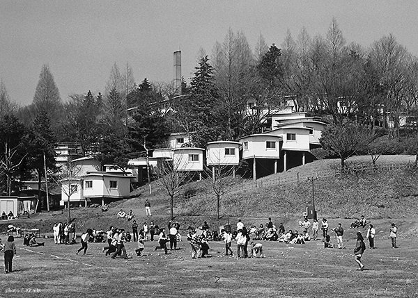 開館当時の多目的広場とその背後に並ぶユニットハウス群